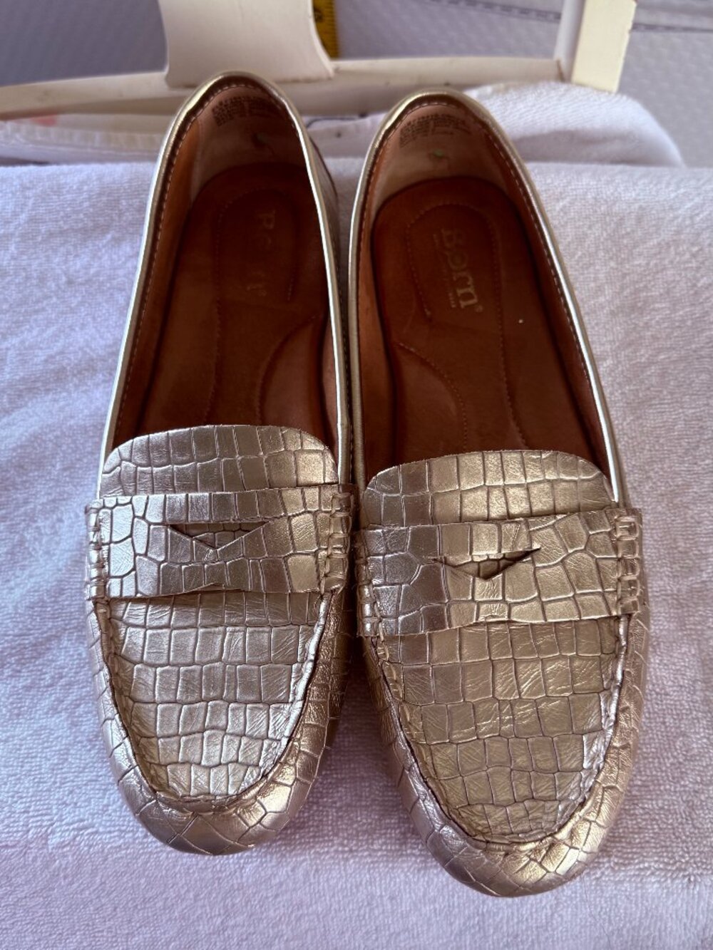 UNWORN BORN GOLD LEATHER LOAFERS SIZE 9.5